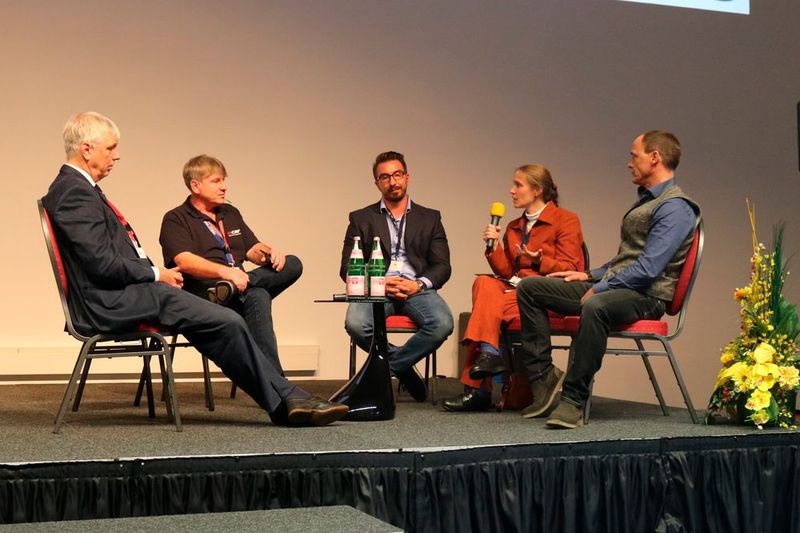 Auf dem Podium diskutierten 2017 Franz-Josef Röttgerkamp von der BMW Group, Moderator und Autoverwerter Hagen Hamm, der Geschäftsführer des Recyclingunternehmens Preuer GmbH Fabian Preuer, Regina Kohlmeyer vom Umweltbundesamt und Knut Rodewald, Geschäftsführer von LRP-Autorecycling (von links nach rechts). (Bild: Andrea Müller/Kaputt GmbH)