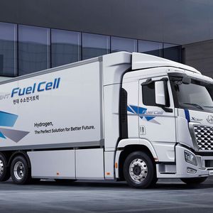 Das neue Modelljahr des Brennstoffzellen-Lkw ist mit einem 180-kW-Wasserstoff-Brennstoffzellensystem mit jeweils zwei 90-kW-Brennstoffzellenstapeln ausgestattet. (Bild:  Hyundai)