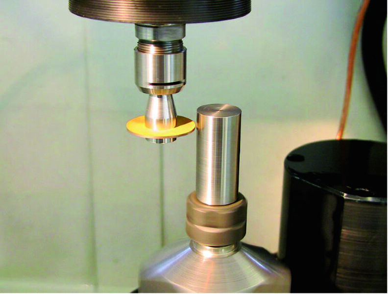 Bild 3: Bahnerosive Bearbeitung eines rotierenden Werkstückes mit einer rotierenden Scheibe als Werkzeugelektrode. (Archiv: Vogel Business Media)