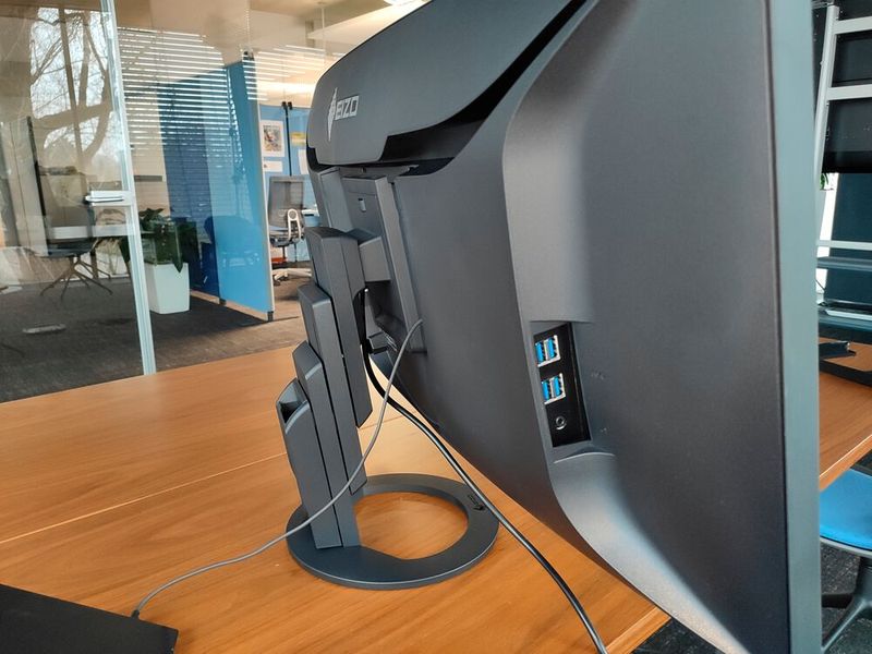 Der aus vier Segmenten bestehende Standfuß bietet einen großen Verstellbereich von 20 cm. Auf der linken Seite sitzen die vier Downstream-Ports des integrierten USB-Hub und die Buchse für den Kopfhöhrer.  (Bild: Vogel IT-Medien)