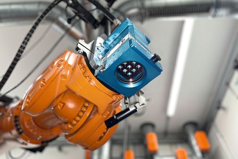 Die Optik nutzt eine Matrix aus 3x3 Laserdioden, die einzeln ansteuerbar sind, wodurch die Intensitätsverteilung im Laserfokus sehr flexibel bestimmt werden kann.(Bild:  LMB Automation)