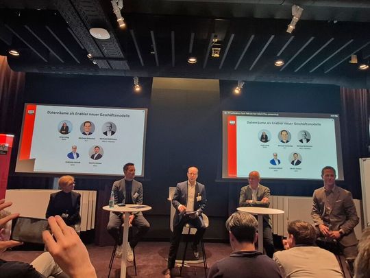 Wie ermöglichen Datenräume neue Geschäftsmodelle? Roundtable-Diskussion mit Anja Lang, BMW, Michael Gröschel von der IAV, Andreas Heindl, Acatech Bereich Mobility Data Space, Michael Büttmann von ABB E-Mobility und Moritz Stober, MDS (vlnr).(Bild:  Stefanie Eckardt)