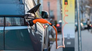 Warten auf die E-Prämie: Viele Verbraucher werden sich erst für den Kauf entschließen, wenn sie sicher sind, dass sie die Förderung erhalten, kritisiert der ZDK. (Bild: frei lizenziert)