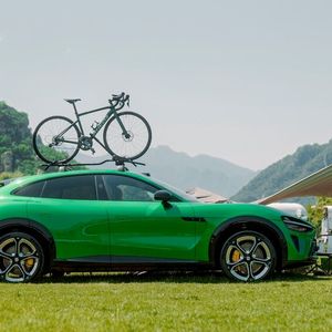 Selbst seine von außen gedrungen wirkende Dachlinie ermöglicht innen ein luftiges Raumgefühl.(Bild:  Xiaomi)