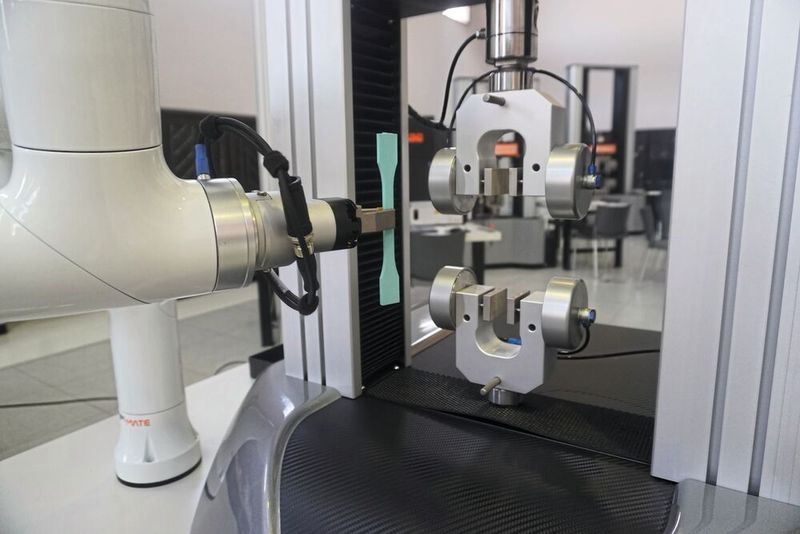 Quantum Mate mit integriertem Cobot übernimmt manuelle, repetitive Tätigkeiten in einem automatisierten, zuverlässigen und effizienten Prozess. (Bild:  Galdabini)