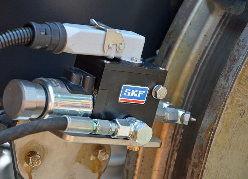 Die zwei Düsen der PER-Pumpe spritzen das Fett bei der Schwebebahn in zwei Richtungen auf beiden Spurkränzen auf und sorgen so für eine gründliche Schmierung. (SKF)
