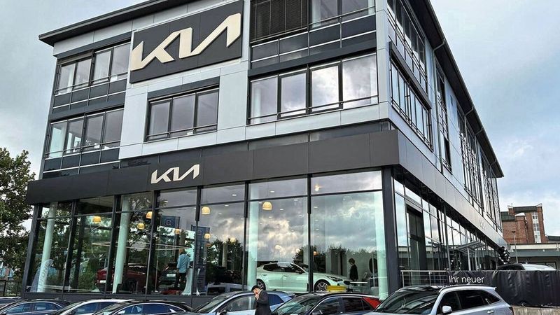 Seit Mai ist Hugo Pfohe Teil der niederländischen Van-Mossel-Gruppe. Die Integration in die größte Händlergruppe der Beneluxländer stand 2023 ganz oben auf der Agenda. Aber es gab noch weitere Themen, auf die der Hamburger Händler ein Augenmerk gelegt hat. Dazu zählt die Eröffnung eines großzügigen Kia-Stores in Hamburg. (Bild: Hugo Pfohe)