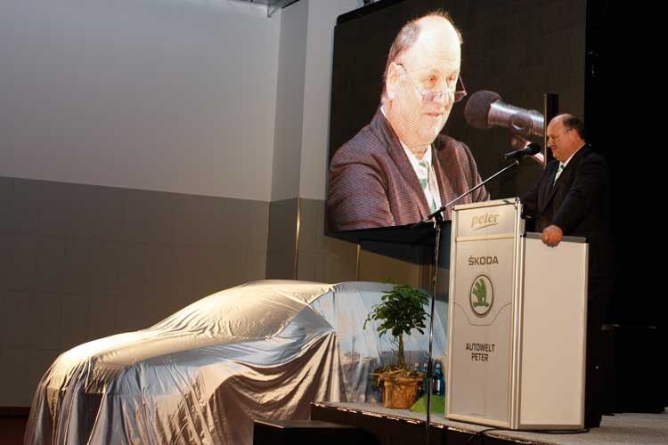 Seniorchef Helmut Peter ließ die Zuhörer teilhaben an der Entstehungsgeschichte des Neubaus. (Foto: Autohaus Peter)