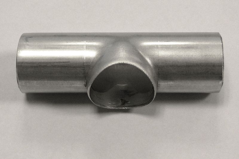 Oftmals verfügt das Abgangsrohr bei einer Aushalsung über den kleineren Durchmesser. Bei diesem umgeformten Aluminiumrohr (22 x 1,0 mm) sind beide identisch. (Bild: Transfluid)