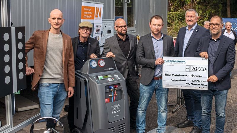 Scheckübergabe der Thüringer: (v. l.) Präsident Helmut Peter, Kfz-Lehrer Michael Smolarek, Raoul Larisika (beide BBS Ahrweiler), Stefan Haase, Dietmar Hoffmann, Landesverbandsvize Uwe Crüger (Bild: Friedsam GmbH Werbeagentur)