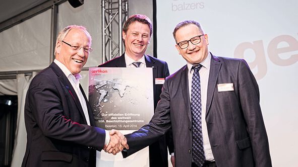Bielefelds Oberbürgermeister Pit Clausen, Hendrik Alfter, Geschäftsführer Oerlikon Balzers Deutschland, und Marc Desrayaud, Head of Business Unit Oerlikon Balzers Industrial Solutions (von links) haben das Beschichtungszentrum eröffnet. (Katrin Biller)