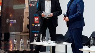 Prof. Dr. Stefan Heinemann (r.) vor dem Interview mit Johann Wiesböck (Bild: Elektor)