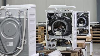 Miele hat in einem Pilotprojekt über 2.000 Waschmaschinen systematisch zerlegt, um die Wiederverwendbarkeit von Baugruppen und Sekundärrohstoffen zu testen. (Bild: Miele)