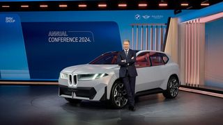 BMW will auch 2024 gut verdienen, CEO Oliver Zipse sieht jedoch viele Belastungen. (Bild: Tom Kirkpatrick; BMW Group)