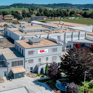 Beständig innovativ! Hinter diesen Mauern im Allgäu wurde bei GV-Lacke vor 20 Jahren das lösemittelarme Lacksystem High-Solid-Lack HS 315 entwickelt. Vor vier Jahren kam der Energiesparlack Super-High-Solid nach. Nun folgte das revolutionäre Lacksystem „SmartCure“, das beide Vorteile kombiniert. Erstmals öffentlich vorgestellt wird es im Rahmen der Paint-Expo Mitte April in Karlsruhe.(Bild:  GV-Lacke)