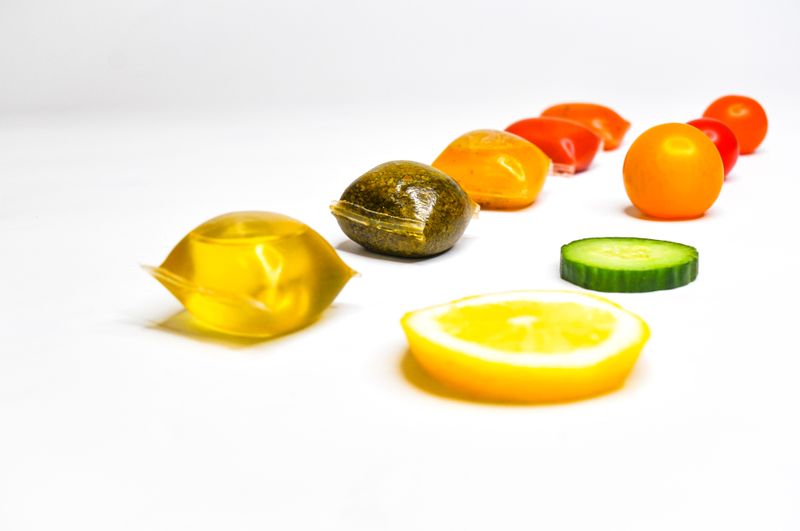 Soßen zum Snacken  Die bioabbaubare Verpackung aus „Notpla“ eignet sich auch für nachhaltige Portionsbeutel diverser Saucen.  Mehr Infos zum Thema gibt es in dem Begleitartikel: Vom Labor auf die Speisekarte: Lebensmittel von morgen (Notpla)