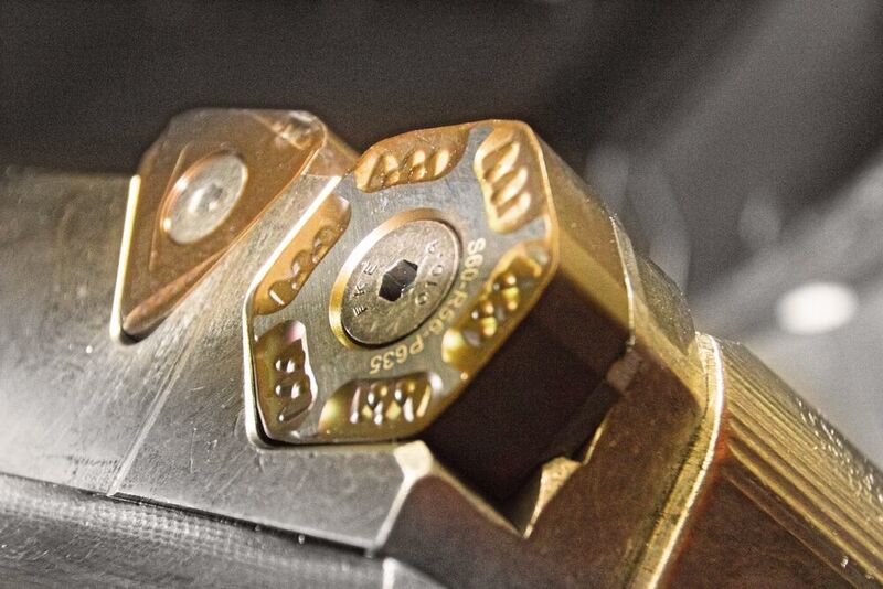 Speziell für Schwerzerspanungsaufgaben designte Sechskant-Wendeschneidplatte aus beschichtetem Hartmetall. (Ceratizit)