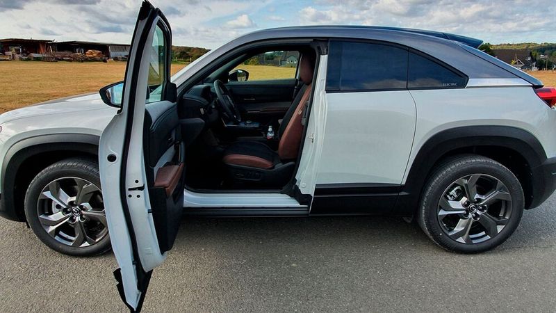 Die Vordertüren lassen sich in einem Winkel bis zu 82 Grad öffnen. (Bild: Mauritz/»kfz-betrieb«)