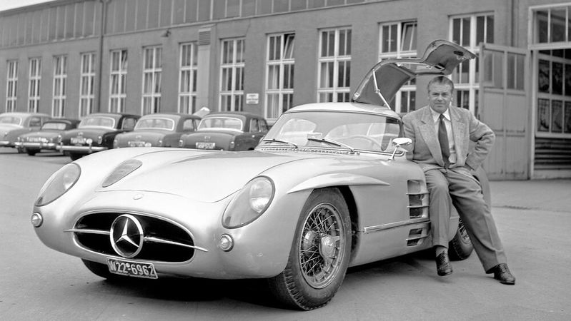 Der rasende Ingenieur und sein Baby: Als Leiter der Rennwagenabteilung hatte Rudolf Uhlenhaut 1955 den 300 SLR mit Flügeltüren entworfen. Einen der beiden Rennwagen nutzte er etliche Jahre quasi als Alltagswagen.(Bild:  Mercedes-Benz Group AG)