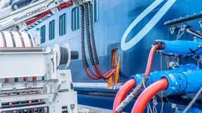 Die „AIDAprima“, ein modernes Kreuzfahrtschiff der Hyperion-Klasse ist Teil der Aida-Cruises-Flotte und ist hier mit der Landstromanlage Ostseekai des Kieler Hafens verbunden. (Bild: Port of Kiel)