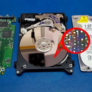 Die defekte Festplatte von Max Meis im Reinraum bei CBL Datenrettung. Erkennbare Oberflächenbeschädigung - es sollte alles Schwarz-Violet sein.