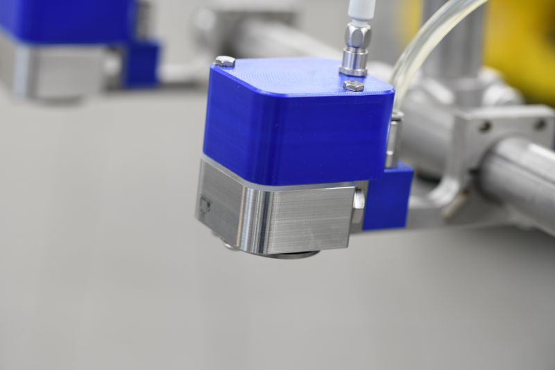 Das Technotrans-System arbeitet mit hochfrequent taktenden Ventilen, die das Trennmittel gleichmäßig auf das Stahlband applizieren. (Bild: Technotrans SE)