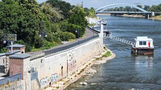Elbufer bei Niedrigwasser am 24. Juli 2018. Pegelanzeige in der Nähe der Magdeburger Strombrücke. (Michael Beyer, UFZ)