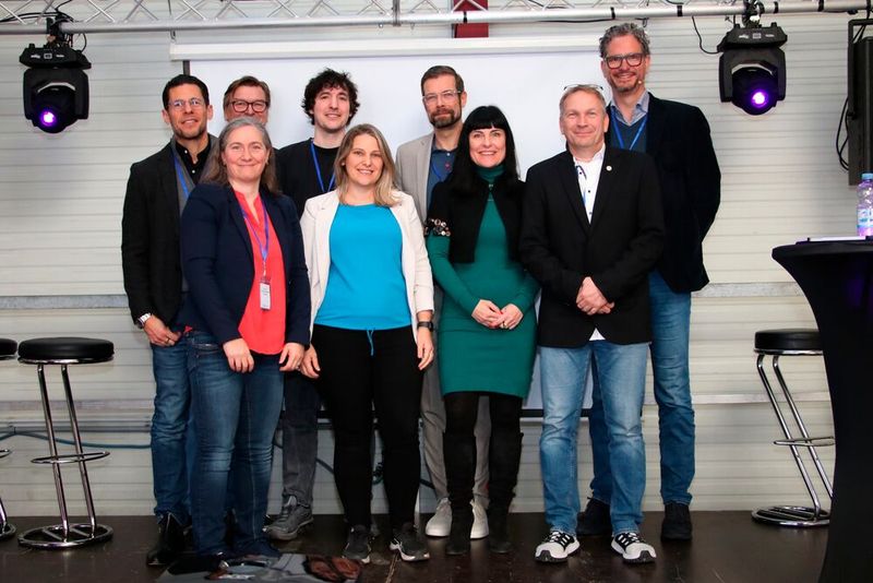 Die Teilnehmer der Talkrunde im Gruppenbild mit Vorstand: (v.l.n.r.) Mark Alagna (Innovation Group), Robert Paintinger (Innung Südbayern), Dimitra Theocharidou-Sohns (SPN), Josua Bücher (PDR.Cloud), Landesinnungsmeisterin Michaela Müller, Markus Unterberger (Innovation Group), Isabell Jörg, Geschäfstführerin LV Baden-Württemberg, stellvertr. Landesinnungsmeister Frank Jensen und Ralf Schütte (Trast Digital GmbH).  (Bild: Jürgen Klasing)