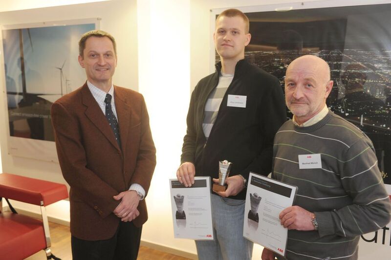 Markus Ochsner mit Jörg Landmann (Mitte) und Manfred Münch aus Hanau-Großauheim, den Gewinnern des bronzenen Ideen-Oskars (Archiv: Vogel Business Media)