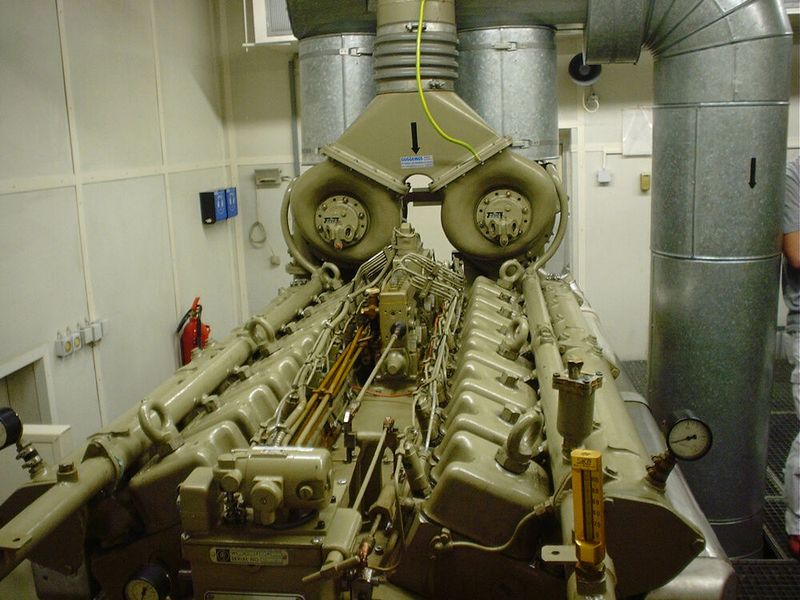 Der alte Dieselgenerator. Alles war auf eine Notversorgung für 30 Tage ausgelegt: Die Strom-, Wasser,- und Nahrungsmittelversorgung. Die Dieseltanks und Generatoren für die heutigen Notstromversorgung des Rechenzentrums befinden sich allerdings außerhalb des Bunkers.  (Bild: Comback)