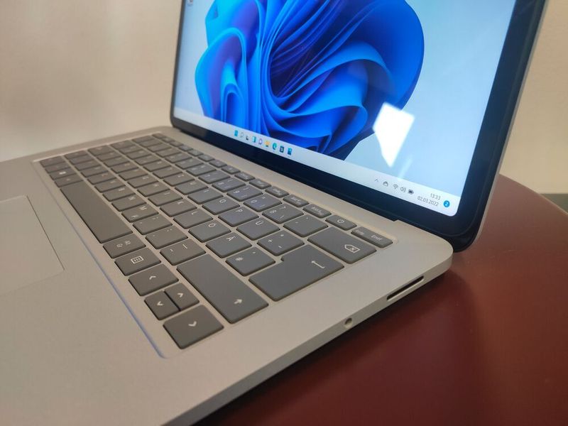 Für das Netzteil nutzt Microsoft weiterhin den bewährten Surface-Connect-Anschluss mit magnetischem Stecker. Er dient auch als Anschuss für ein optionales Surface Dock. (Vogel IT-Medien)