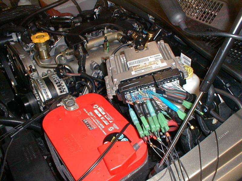 Ohne Kabel geht es nicht: FCD-Diagnosebeispiel am Motorsteuergerät... (Archiv: Vogel Business Media)