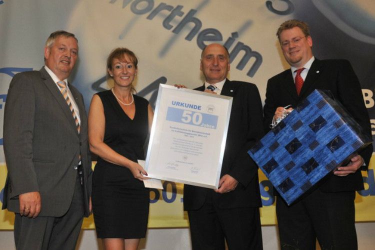 Geschenke zum 50-jährigen Bestehen der BFC (v.li.): Karl-Heinz Bley (Präsident Kfz-Gewerbe Niedersachsen-Bremen), Sylvia Gerl (BFC-Schulleiterin), Gerhard Hösel (Geschäftsführer Kfz-Gewerbe Niedersachsen-Bremen) und Carsten Beuß (Hauptgeschäftsführer Kfz-Gewerbe Baden-Württemberg). (Foto: Zietz)