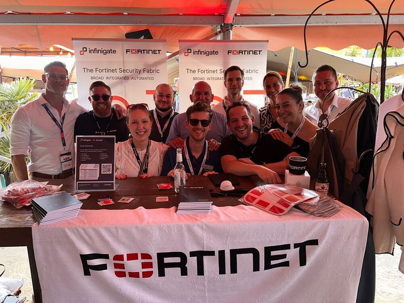 Auch wenn es schön heiß ist, kuscheln sich (v. l.) Maximilian Achenbach (ACP), das 1/3 Fortinet Team und einige Infinigate-Ansprechpartner für ein Gruppenfoto zusammen. (Bild: Vogel IT-Medien)