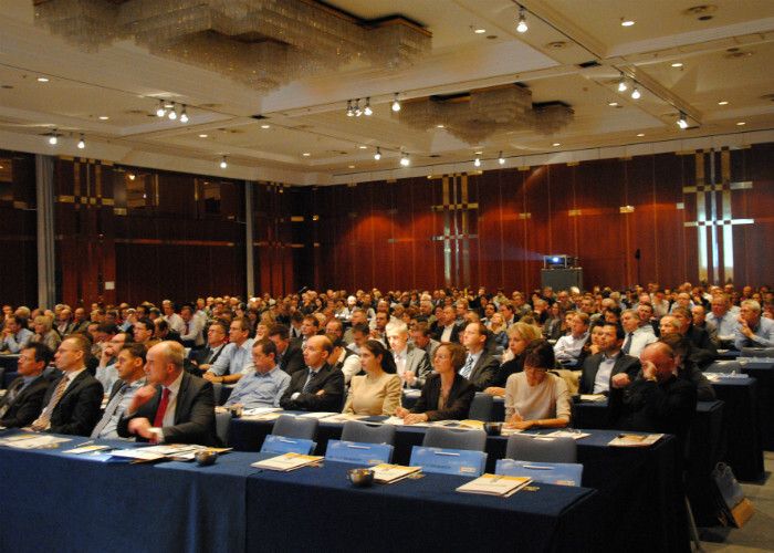 Geschlossene Reihen: Der Verband Deutscher Dacia- und Renault-Partner zählte bei der Mitgliederversammlung mit rund 350 Teilnehmern einen neuen Rekord. (Foto: Baeuchle)