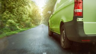 gruner-transporter-fahrt-durch-den-wald-stockpack-adobe-stock-scaled (Quelle: photoschmidt - Adobe Stock)