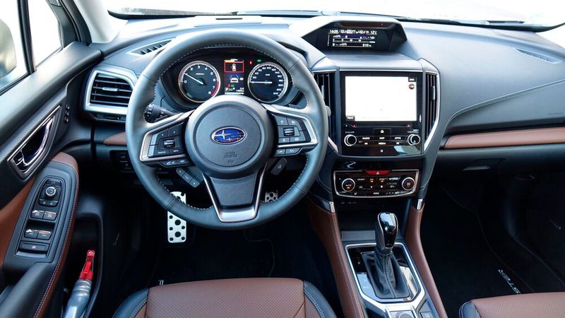 7. Das Cockpit: Instrumente und Bedienelemente im Forester sind klassisch gehalten. Es gibt ein eigenes Bedienfeld für die Klimatisierung und Direktwahltasten für die wichtigsten Infotainment-Funktionen. Auch ein echter Getriebe-Wählhebel ist noch vorhanden. (Bild: Rosenow/»kfz-betrieb«)