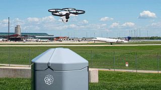 Das Beehive-System ermöglicht die autonome Überwachung großer Areale. Es besteht aus der „Bee“-Drohne und der „Hive“-Basis-Station. (Bild: Bicker Elektronik)