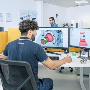 Antonio develops the CAM strategy. This is an extremely demanding process, not only because of the CoCr material being processed but also because of the required very high surface quality of Ra = 0.4.(Image: Thomas Entzeroth)