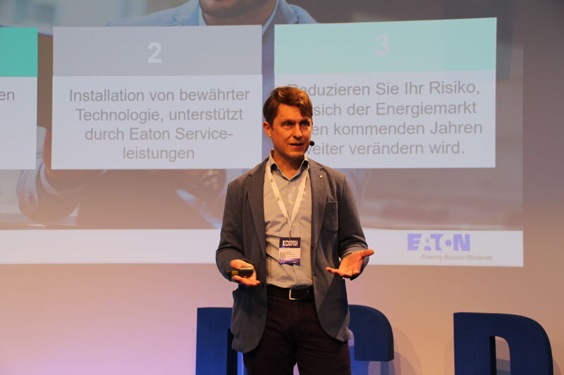 „Building as a Grid“ – Stefan Rohrmoser faszinierte mit seinem Vortrag die knapp 100 Präsenz-Teilnehmer. (Vogel IT-Medien GmbH)
