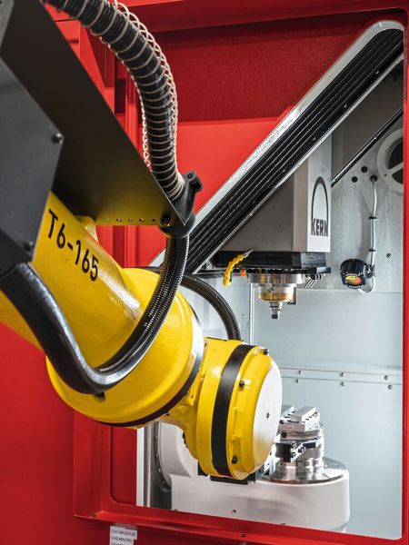 In der vollautomatisierten Fertigungszelle von Kern bedient ein Roboter vier verkettete Kern Micro HD-Bearbeitungszentren.  (Bild: Kern Microtechnik GmbH)