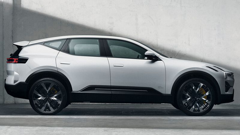 In der Seitensicht dominiert das scheinbar schwebende, nach hinten abfallende Dach. (Bild: Polestar)