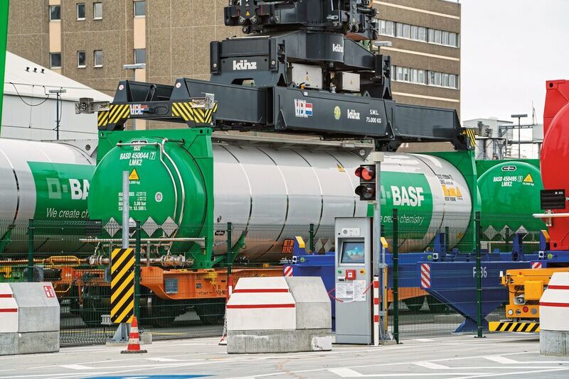 Das vollautomatische Tankcontainerlager am BASF-Standort Ludwigshafen nahm im Oktober 2018 seinen Betrieb auf. 5G spielt dabei eine wesentliche Rolle. (BASF)