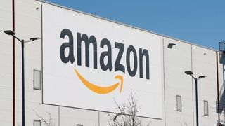 Der US-Konzern Amazon schließt nach 10 Jahren das große Logistikzentrum in Brieselang bei Berlin. Das ist die erste Schließung in Deutschland. Angeblich sei das Gebäude zu alt und nicht modernisierbar. Doch Amazon hat auch Personalmanagementfehler gemacht. Lesen Sie ... (Bild: AOP)