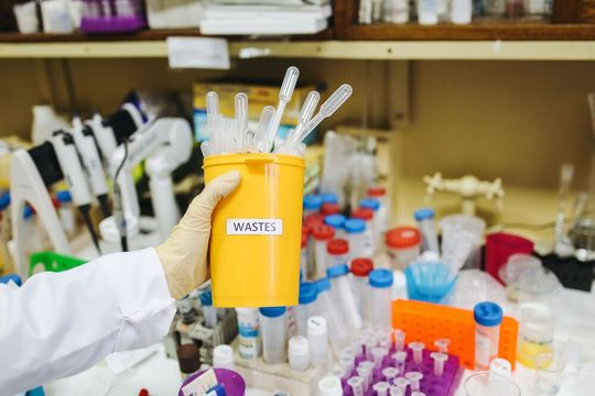 Sterile Einmalprodukte haben einen großen Anteil an dem Abfallaufkommen in Krankenhäusern und Arztpraxen. Nachhaltigen Medizintechnik bedeutet ressourcenschonendes Wirtschaften mit kreislauffähigen Produkten. (Symbolbild) Sterile Einmalprodukte haben einen großen Anteil an dem Abfallaufkommen in Krankenhäusern und Arztpraxen. Nachhaltigen Medizintechnik bedeutet ressourcenschonendes Wirtschaften mit kreislauffähigen Produkten. (Symbolbild)