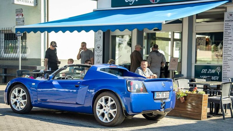 Ein Auto wie der Speedster verkauft sich nicht in großen Stückzahlen, aber es verkauft die Marke. Erhältlich war der Wagen in den Uni-Lackierungen schwarz, calypsorot, british racinggreen und colmarblau erhältlich. Gegen Aufpreis waren auch eine Zweischicht-Brillant-Lackierung in gelb, eine Zweischicht-Metallic-Lackierung in silber sowie Zweischicht-Mineraleffekt-Lackierungen in Mandarin, europablau (Bild), rabiatarot, capriegelb und Le Mans grün erhältlich. (Bild: Dani Heye)