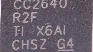 Kleiner Chip – große Distanzen: Die Wireless-MCU CC2640R2F wird in verschiedenen Gehäusen angeboten, unter anderem in einem 2,7 x 2,7 mm großen Chip-Scale Package (WCSP).  (Bild: Texas Instruments)
