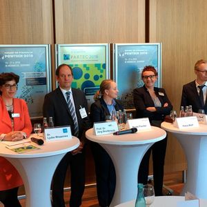 At the traditional Powtech Specialized Press Lunch the hostand the conceptual sponsors report to the press: Dr. Ljuba Woppowa (VDI), Prof. Dr. Jörg Breitkreutz (APV), Beate Fischer (event manager of Powtech), Petra Wolf (Director of the in-house events of the Nuremberg trade fair and member of the Management), Benno Wagner (v.l.r.n.).