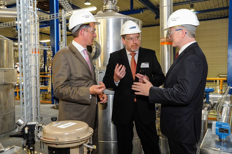 Staatssekretär Marco Tullner, Ministerium für Wissenschaft und Wirtschaft des Landes Sachsen-Anhalt, Dr. Joachim Schulze, Leiter des Bereichs Biotechnologie von Thyssen Krupp Uhde und Dr. Heinrich Hiesinger, Vorstandsvorsitzender von ThyssenKrupp (v.l.n.r) beim Rundgang durch die Anlage. (Bild: Thyssen Krupp)
