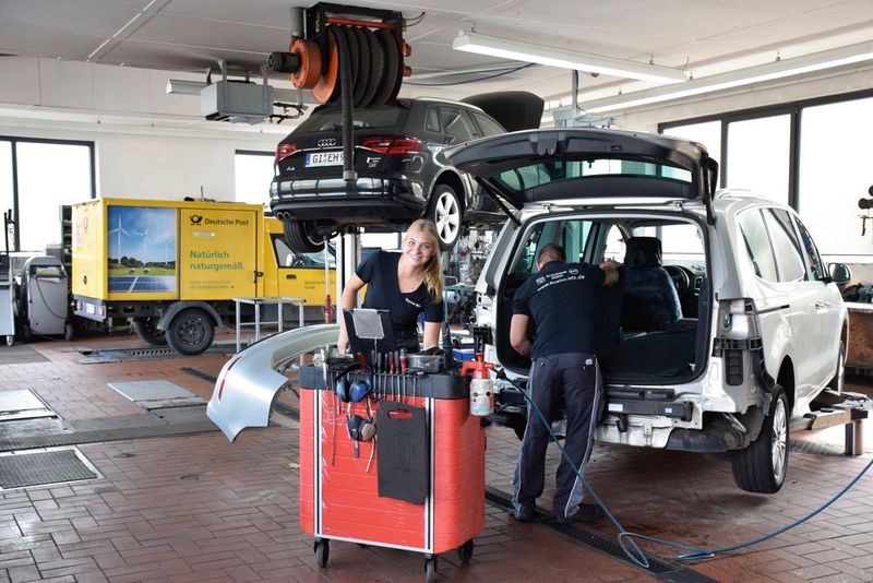 Personalisiertes Outfit und Laptops am Arbeitsplatz schaffen ein modernes Arbeitsumfeld für die Mitarbeiter. (Bild: »kfz-betrieb« / Rubbel)